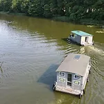 Floss 1 Hotel na wodzie